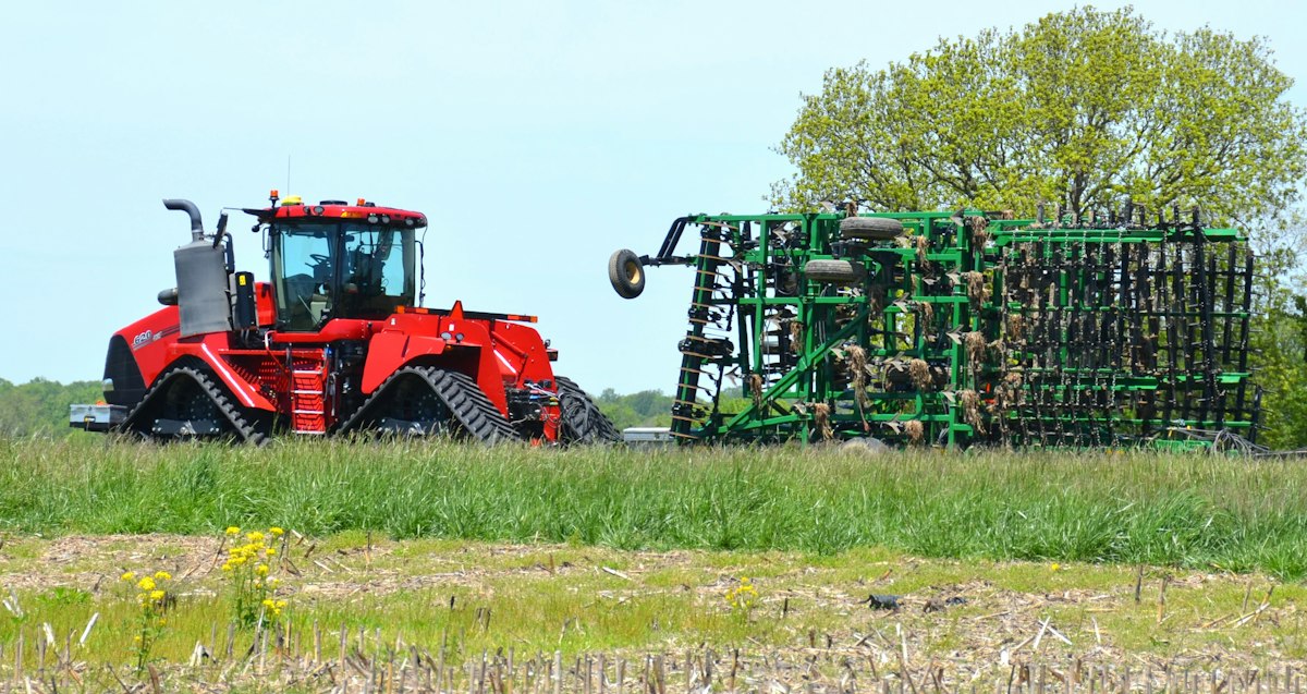 Traktor bei der Bodenbearbeitung